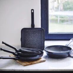 BK Universe Koekenpannenset Ø 24 Cm + Ø 28 Cm - Inductie - PFAS-vrij 8 BK Universe Koekenpannenset Ø 24 Cm + Ø 28 Cm - Inductie - PFAS-vrij -Brita Verkoopwinkel 1200x1200 333