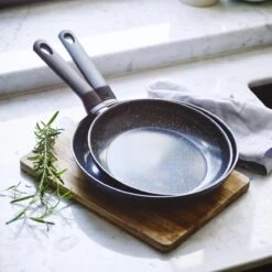 BK Universe Koekenpannenset Ø 24 Cm + Ø 28 Cm - Inductie - PFAS-vrij 9 BK Universe Koekenpannenset Ø 24 Cm + Ø 28 Cm - Inductie - PFAS-vrij -Brita Verkoopwinkel 1200x1200 334