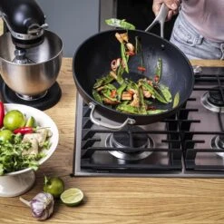 KitchenAid Hard Geanodiseerd Aluminium Wok ø30cm - Zwart - Inductie - Anti-aanbak -Brita Verkoopwinkel 1200x1200 456