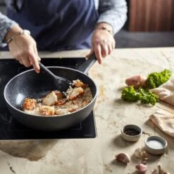 Demeyere Alu Classico 3 Wokpan – Inductie – Ceraforce Keramische Antikleeflaag – 28 Cm – PTFE En PFAS Vrij 10 Demeyere Alu Classico 3 Wokpan – Inductie – Ceraforce Keramische Antikleeflaag – 28 Cm – PTFE En PFAS Vrij -Brita Verkoopwinkel 1200x1200 464