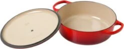 Le Creuset - Gietijzeren - Lage Braadpan - 24cm - Kersenrood 36 Le Creuset - Gietijzeren - Lage Braadpan - 24cm - Kersenrood -Brita Verkoopwinkel 1200x478 1