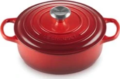 Le Creuset - Gietijzeren - Lage Braadpan - 24cm - Kersenrood 32 Le Creuset - Gietijzeren - Lage Braadpan - 24cm - Kersenrood -Brita Verkoopwinkel 1200x785 3