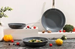 Swiss Pro+ - Koekenpannenset - 3 Delig - Keramisch - Inductie - Milieuvriendelijk - PFAS - PFOA Vrij - Sapphire Green -Brita Verkoopwinkel 1200x799 4