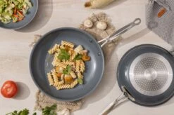 Swiss Pro+ - Koekenpannenset - 3 Delig - Keramisch - Inductie - Milieuvriendelijk - PFAS - PFOA Vrij - Sapphire Green -Brita Verkoopwinkel 1200x799 6