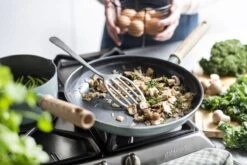 GreenPan Mayflower Koekenpannenset Ø 20cm + Ø 24cm + 1 Accessoire - Lichtblauw - Inductie - PFAS-vrij -Brita Verkoopwinkel 1200x800 35