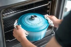 Nuovva Gietijzeren Braadpan Antiaanbaklaag Met Deksel - Sudderpan Blauw - Rond - Ø24 Cm - 4,7 Liter - 100% PFAS & PFOA Vrij - Geschikt Voor Alle Warmtebronnen - Elektrisch - Gas - Halogeen - Inductie – Keramisch -Brita Verkoopwinkel 1200x800 74