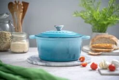 Nuovva Gietijzeren Braadpan Antiaanbaklaag Met Deksel - Sudderpan Blauw - Rond - Ø24 Cm - 4,7 Liter - 100% PFAS & PFOA Vrij - Geschikt Voor Alle Warmtebronnen - Elektrisch - Gas - Halogeen - Inductie – Keramisch -Brita Verkoopwinkel 1200x800 75