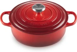 Le Creuset - Gietijzeren - Lage Braadpan - 24cm - Kersenrood 24 Le Creuset - Gietijzeren - Lage Braadpan - 24cm - Kersenrood -Brita Verkoopwinkel 1200x821 3