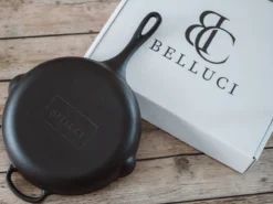 Belluci - Ø26cm - Koekenpan - Skillet + Deksel Geëmailleerde Gietijzeren Pan Voor BBQ En Inductie Incl. Accessoires - Hapjespan - Braadpan -Brita Verkoopwinkel 1200x899 14