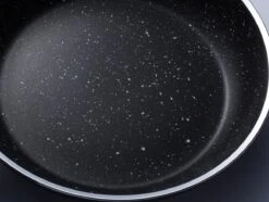 Sola Wokpan Stonehenge - Ø 28 Cm - Zwart/wit - Aluminium - Antiaanbaklaag 8 Sola Wokpan Stonehenge - Ø 28 Cm - Zwart/wit - Aluminium - Antiaanbaklaag -Brita Verkoopwinkel 1200x906 6