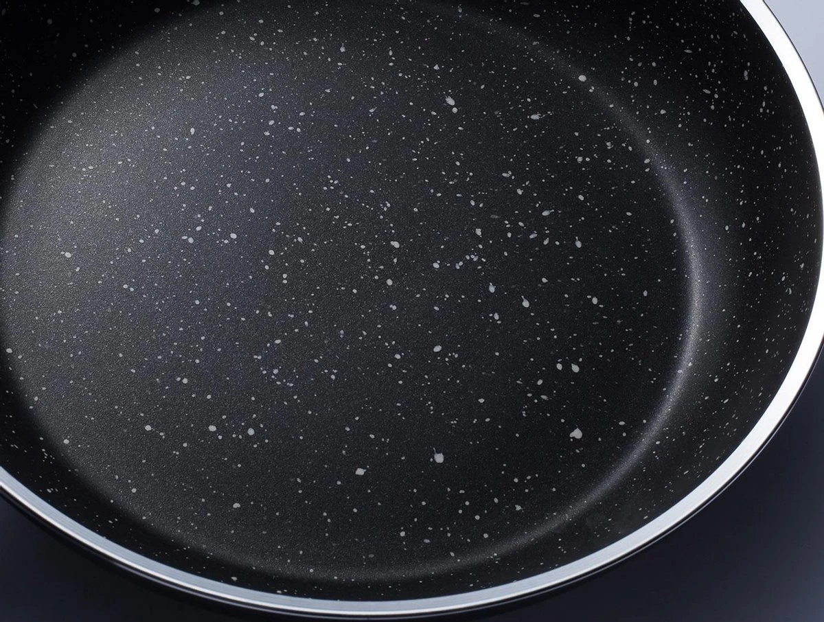 Sola Wokpan Stonehenge - Ø 28 Cm - Zwart/wit - Aluminium - Antiaanbaklaag 4 Sola Wokpan Stonehenge - Ø 28 Cm - Zwart/wit - Aluminium - Antiaanbaklaag - Afbeelding 4