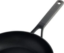 KitchenAid Classic Forged Aluminium Wok ø28cm - Zwart - Inductie - Anti-aanbak -Brita Verkoopwinkel 1200x997 1