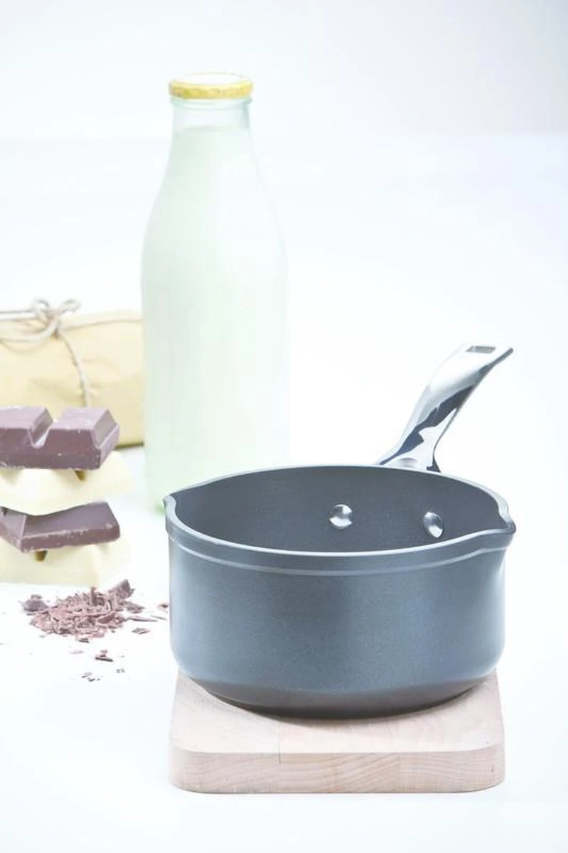 Le Creuset Steelpan - 2 Schenktuiten - Les Forgées TNS - ø 16 Cm / 1.6 Liter 2 Le Creuset Steelpan - 2 Schenktuiten - Les Forgées TNS - ø 16 Cm / 1.6 Liter - Afbeelding 2